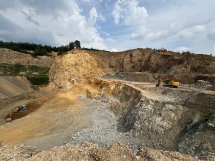 Weiträumige Panoramasicht über Terrassen und Abbauebenen des Schotterwerks Fischl Lindberg.