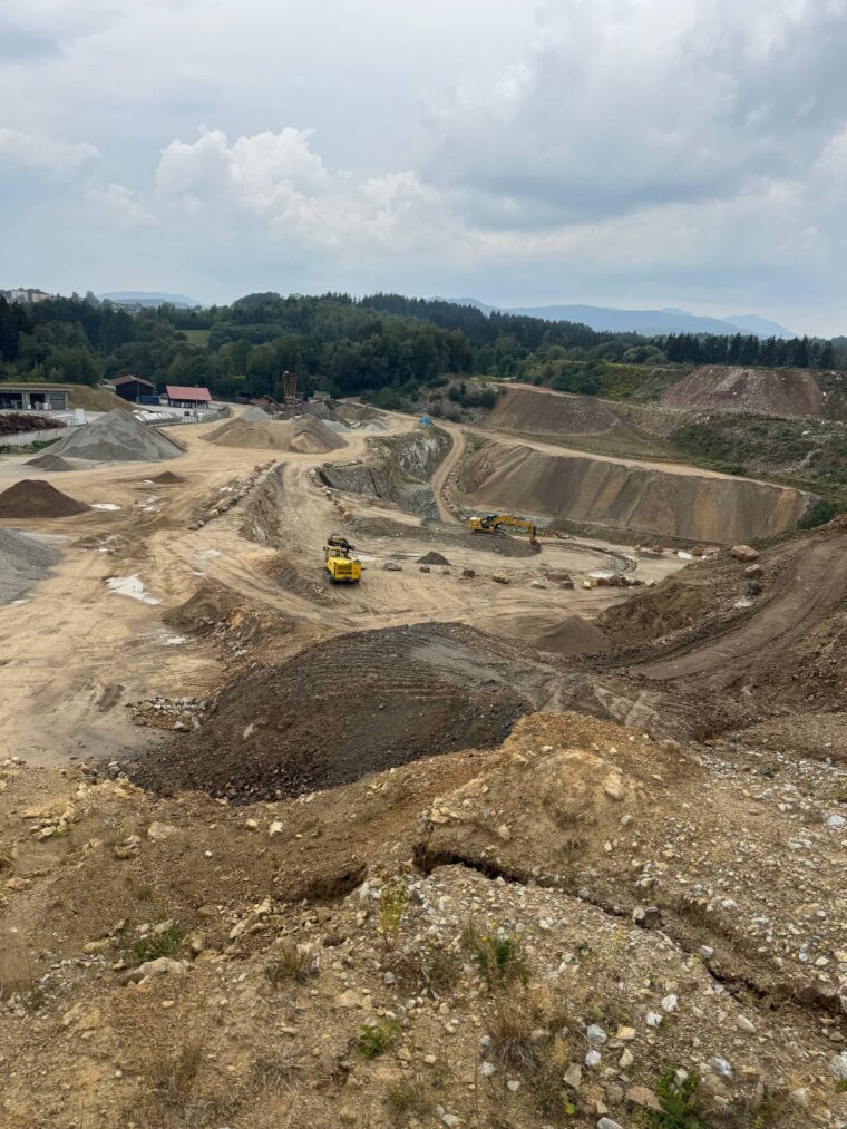 Gesamtansicht des Schotterwerks Fischl Lindberg mit Rohstoffdeponien und Aufbereitungsanlagen.