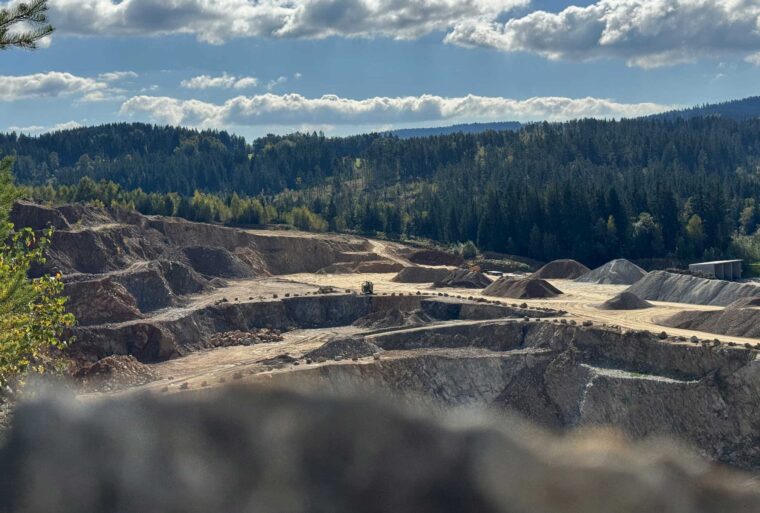 Panoramablick über die Steinbruchlandschaft der Fischl GmbH vor der Kulisse des Bayerischen Waldes.