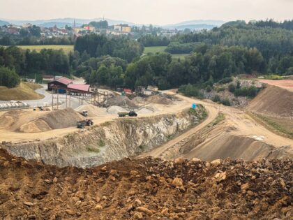 Panoramaansicht des Steinbruchs und Schotterwerks Fischl Lindberg mit Maschinen und Materiallagern.