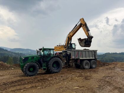 Liebherr Bagger belädt Traktor mit Fliegl Muldenkipper im Steinbruch der Fischl GmbH.