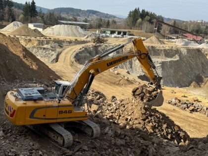 Liebherr R946 Raupenbagger beim Verladen von Haufwerk im Steinbruch Fischl Lindberg.